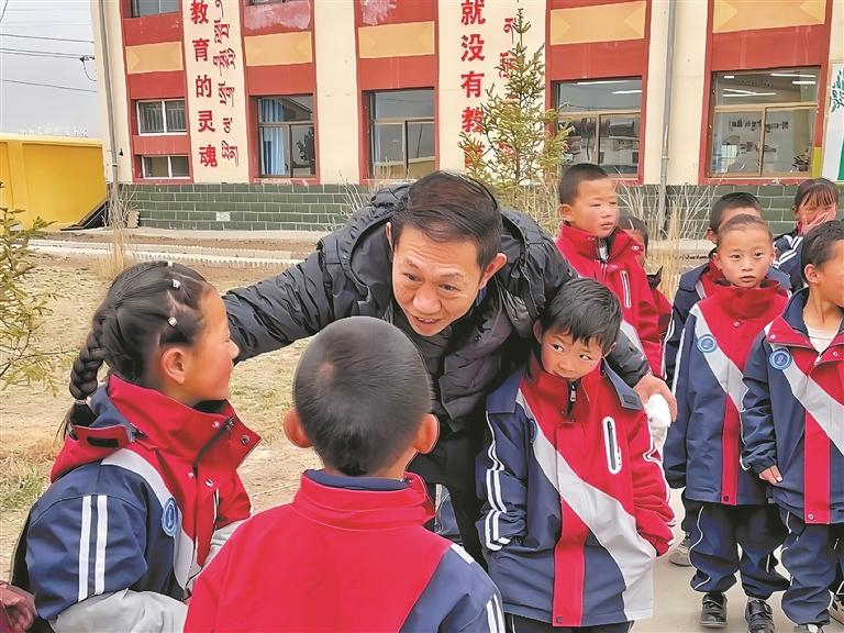 འདི་ནི་ཀུའོ་ཧྲའོ་ཆིང་གིས་བརྟག་ཞིབ་བྱེད་སྐབས་ཕྲུ་གུ་ཚོ་དང་གླེང་མོལ་བྱེད་བཞིན་པ།