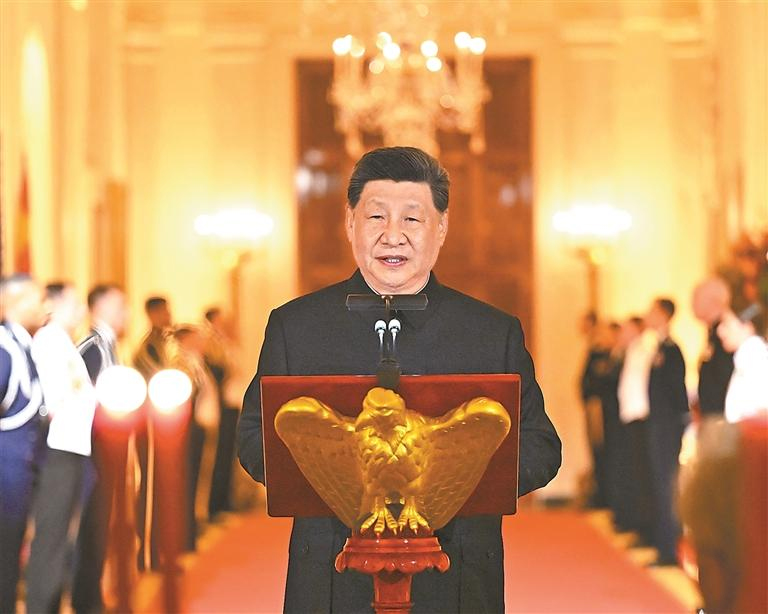 ས་གནས་དེ་གའི་དུས་ཚོད་ཟླ་9ཚེས་24ཉིན་གྱི་དགོང་མོར། ཨ་རིའི་ཙུང་ཐུང་ཐེ་རོན་ཕུའུ་དང་སྐུ་ཟླ་མའེ་ལཱ་ཉི་ཡས་ཕོ་བྲང་དཀར་པོར་ཀྲུང་གོའི་རྒྱལ་ཁབ་ཀྱི་ཀྲུའུ་ཞི་ཞི་ཅིན་ཕིང་དང་སྐུ་ཟླ་ཕེང་ལི་ཡོན་རྣམ་གཉིས་ལ་ཕེབས་བསུའི་གསོལ་སྟོན་བཤམས་པ་རེད། འདི་ནི་ཞི་ཅིན་ཕིང་གིས་ཤིས་ཚིག་སྒྲོན་བཞིན་པ།