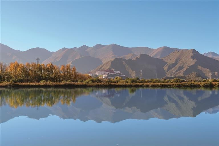 འདི་ནི་ཟླ་10ཚེས་6ཉིན་པར་བརྒྱབ་པའི་ལྷ་ཀླུ་འདམ་ར་དང་ཕོ་བྲང་པོ་ཏ་ལ་ཡིན་པ།