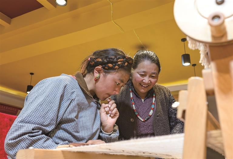 འདི་ནི་བོད་ལྗོངས་རྒྱལ་རྩེ་རྫོང་དུ་སྐལ་བཟང་སྒྲོལ་མས（གཡས）ཨ་ཅག་སྐལ་བཟང་གི་ཐགས་ལས་ཁང་དུ་ཡུལ་དེ་གའི་བུད་མེད་ལ་ཐགས་ཁྲི་གསར་པ་སྤྱོད་སྟངས་སློབ་བཞིན་པ།