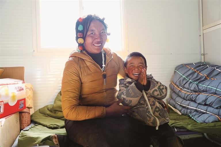 ཚེས་25ཉིན། སྦྲ་ཆེན་རྫོང་དམར་རུ་ཤང་གི་གྲོང་ཚོ་གཉིས་པའི་བཀོད་སྒྲིག་བྱ་ཡུལ་གྱི་མང་ཚོགས་སྒྲིག་ཁང་དུ་བདེ་བླག་ངང་སྤོས་པ།