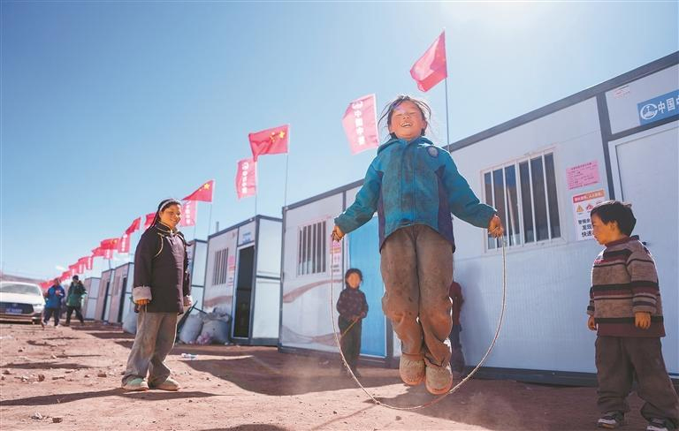 འདི་ནི་ཟླ་10ཚེས་26ཉིན་བོད་ལྗོངས་ནག་ཆུ་གྲོང་ཁྱེར་སྦྲ་ཆེན་རྫོང་དམར་རུ་ཤང་བྲག་ཧྲོབ་རྒལ་གྲོང་ཚོའི་ཕྲུ་གུ་ཚོས་སྒྲིག་ཁང་མདུན་དུ་ཐག་མཆོང་རྒྱག་བཞིན་པ།