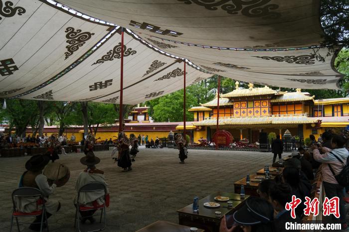 ༄༅།།ཀྲུང་གོའི་བོད་ལྗོངས་འཕེལ་རྒྱས་གླེང་སྟེགས་ཀྱི་ཀྲུང་ཕྱིའི་ལྟ་སྐོར་འཚམས་འདྲིར་ཕེབས་པའི་སྐུ་མགྲོན་གྱིས་ལྷ་སའི་ནོར་བུ་གླིང་གར་ལྷ་མོ་ལྟ་བ་དང་ཁ་ཟས་བྲོ་བ་གཟིགས་པ། 