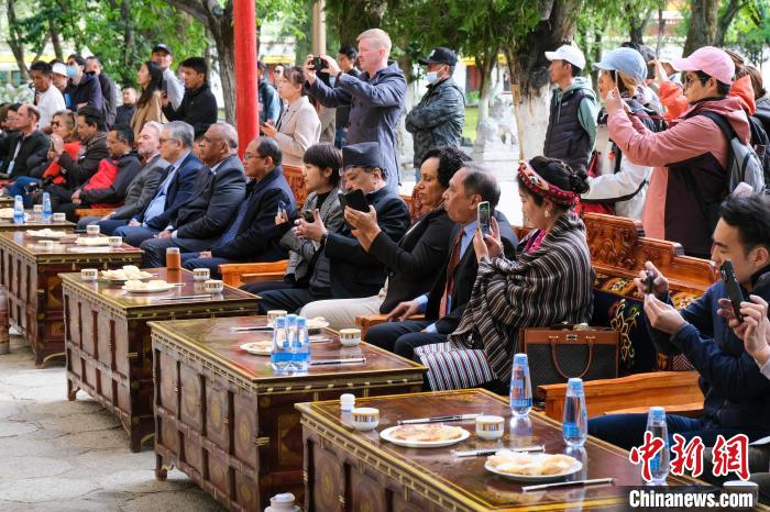 ༄༅།།ཀྲུང་གོའི་བོད་ལྗོངས་འཕེལ་རྒྱས་གླེང་སྟེགས་ཀྱི་ཀྲུང་ཕྱིའི་ལྟ་སྐོར་འཚམས་འདྲིར་ཕེབས་པའི་སྐུ་མགྲོན་གྱིས་ལྷ་སའི་ནོར་བུ་གླིང་གར་ལྷ་མོ་ལྟ་བ་དང་ཁ་ཟས་བྲོ་བ་གཟིགས་པ། 