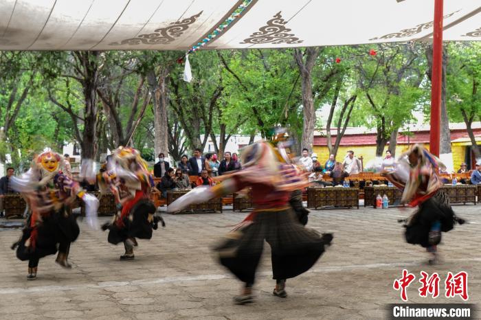 ༄༅།།ཀྲུང་གོའི་བོད་ལྗོངས་འཕེལ་རྒྱས་གླེང་སྟེགས་ཀྱི་ཀྲུང་ཕྱིའི་ལྟ་སྐོར་འཚམས་འདྲིར་ཕེབས་པའི་སྐུ་མགྲོན་གྱིས་ལྷ་སའི་ནོར་བུ་གླིང་གར་ལྷ་མོ་ལྟ་བ་དང་ཁ་ཟས་བྲོ་བ་གཟིགས་པ། 