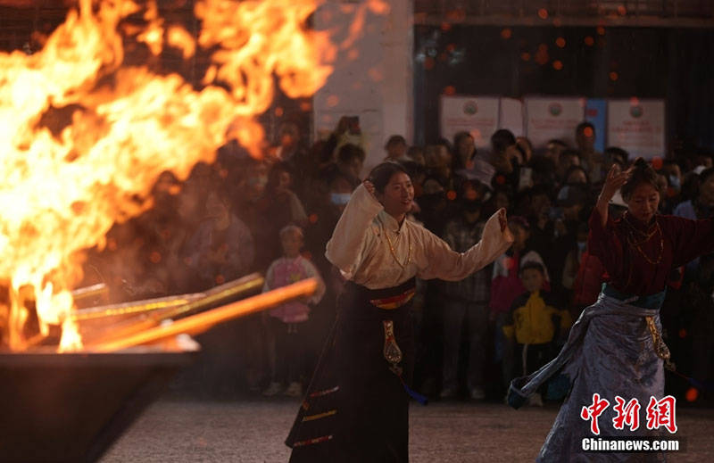 ༄༅།།གླུ་དང་གར་གྱིས་སྐུ་མགྲོན་བསུས། 