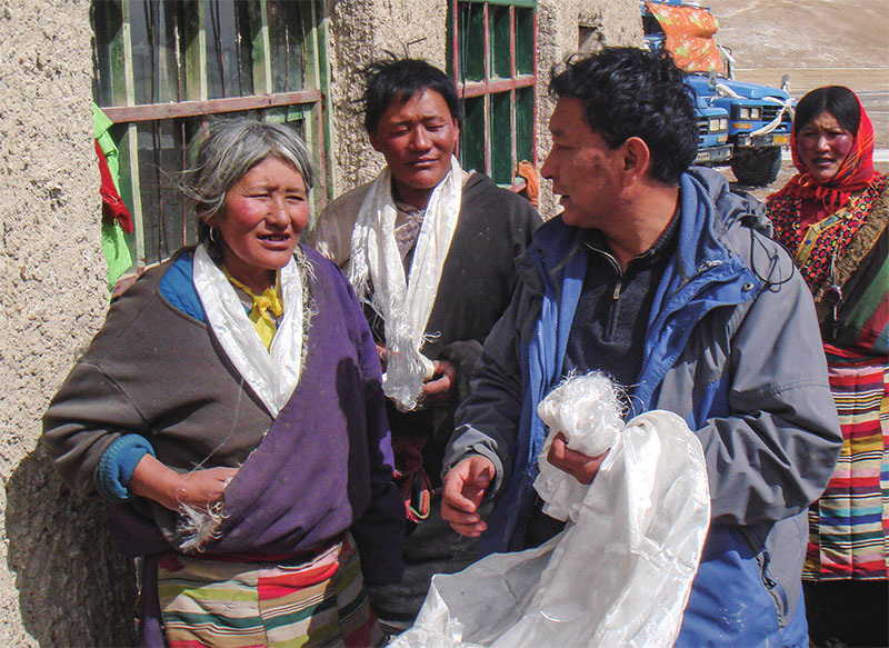 འདི་ནི་སྤེན་པས（གཡས་ཀྱི་དང་པོ）བོད་ལྗོངས་ནག་ཆུ་གྲོང་ཁྱེར་ཤན་རྩ་རྫོང་ཆུ་གསུམ་སྦུག་གྲོང་ཚོར་གྲོང་སྡོད་བྱེད་རིང་མང་ཚོགས་ཀྱི་ཁྱིམ་དུ་འཚམས་འདྲི་བྱེད་བཞིན་པ།