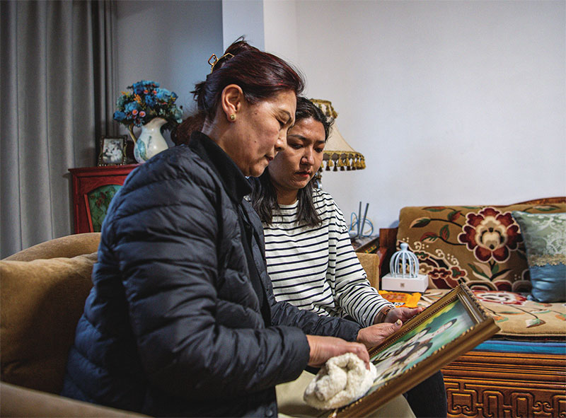 འདི་ནི་སྤེན་པའི་བཟའ་ཟླ་སྒྲོལ་དཀར(གཡོན)དང་བུ་མོ་ཚེ་སྒྲོན་གྱིས་ནང་མིའི་མཉམ་པར་ལ་ཕྱི་བདར་རྒྱག་བཞིན་པ།