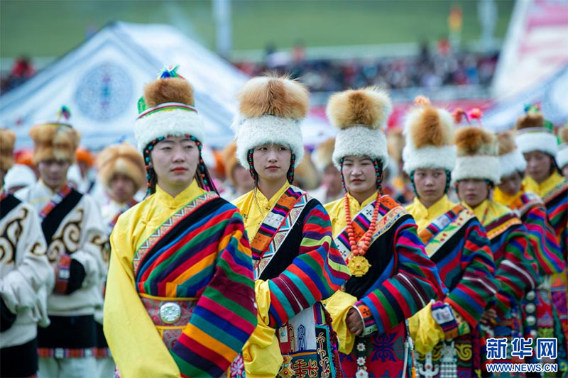བོད་ལྗོངས་ནག་ཆུ་གྲོང་ཁྱེར་ཨ་མདོ་རྫོང་གི་རྒྱན་གོས། 