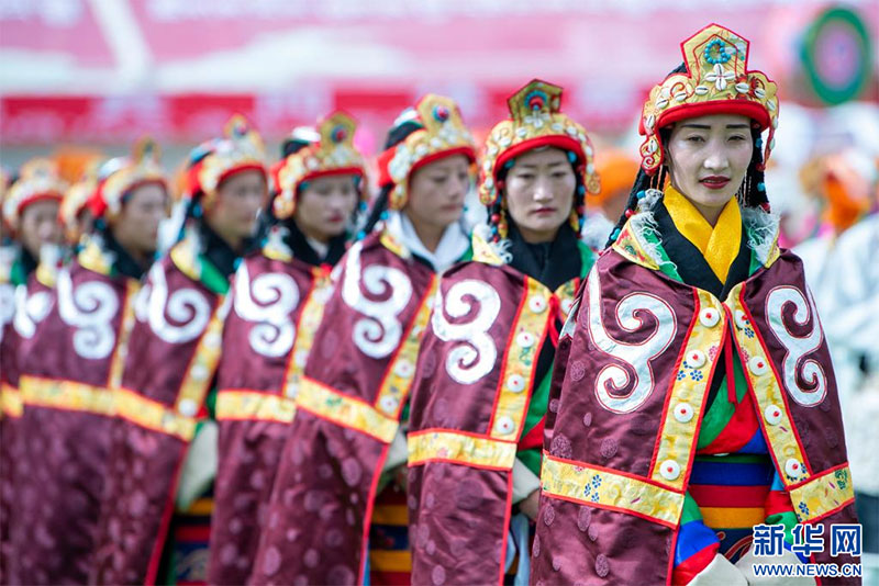 བོད་ལྗོངས་ནག་ཆུ་གྲོང་ཁྱེར་ལྷ་རི་རྫོང་གི་རྒྱན་གོས། 