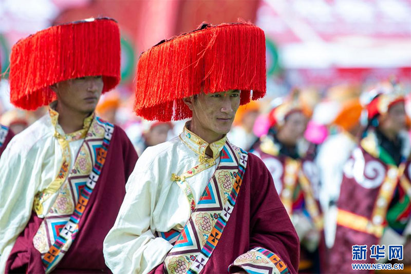 བོད་ལྗོངས་ནག་ཆུ་གྲོང་ཁྱེར་ལྷ་རི་རྫོང་གི་རྒྱན་གོས། 