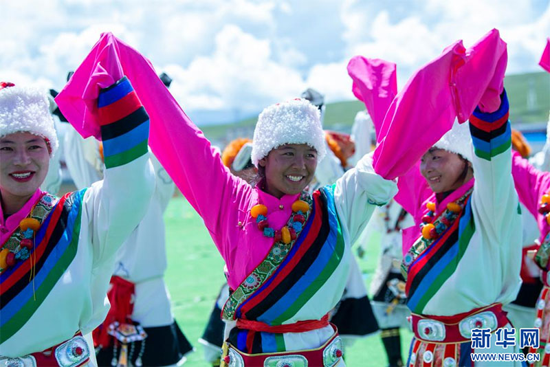 བོད་ལྗོངས་ནག་ཆུ་གྲོང་ཁྱེར་དཔལ་མགོན་རྫོང་གི་རྒྱན་གོས། 