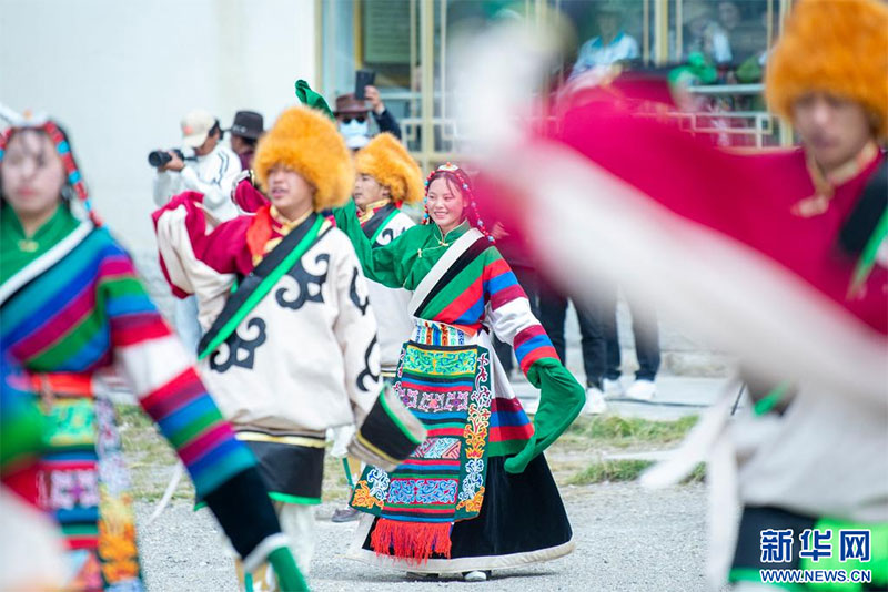 བོད་ལྗོངས་ནག་ཆུ་གྲོང་ཁྱེར་གྱི་རྒྱན་གོས། 