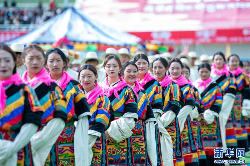 བོད་ལྗོངས་ནག་ཆུ་གྲོང་ཁྱེར་ཉི་མ་རྫོང་གི་རྒྱན་གོས། 