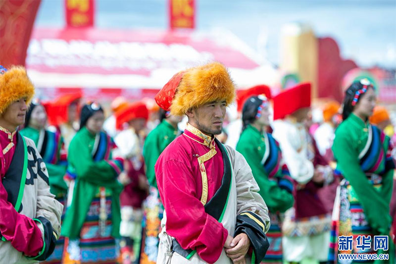 བོད་ལྗོངས་ནག་ཆུ་གྲོང་ཁྱེར་གྱི་རྒྱན་གོས། 