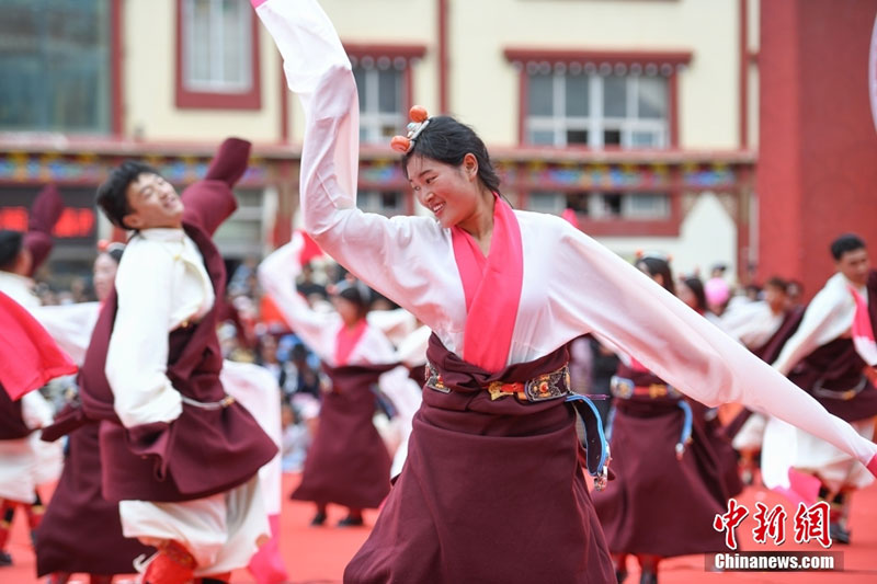 ༄༅།།དམངས་ཁྲོད་ཀྱི་སྐོར་བྲོའི་འགྲན་སྡུར་ཆེན་མོ་སྤེལ། 