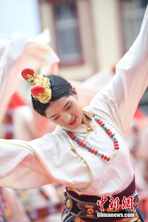 ༄༅།།དམངས་ཁྲོད་ཀྱི་སྐོར་བྲོའི་འགྲན་སྡུར་ཆེན་མོ་སྤེལ། 
