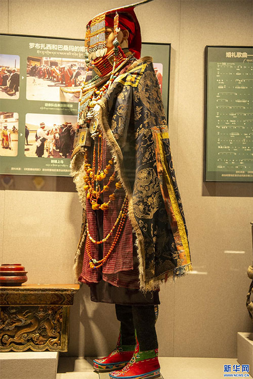 ༄༅།།མངའ་རིས་དངོས་མང་བཤམས་སྟོན་ཁང་སྒོ་ཕྱེ་བ། 