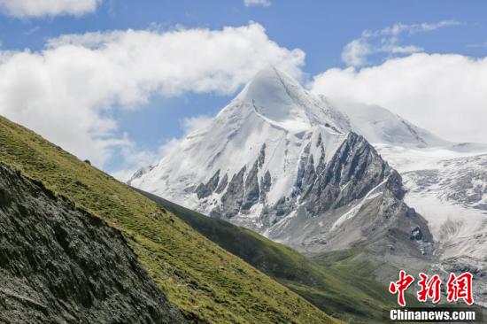 ༄༅།།མཛེས་སྡུག་ལྡན་པའི་བསག་ཕུ་གངས་རི། 