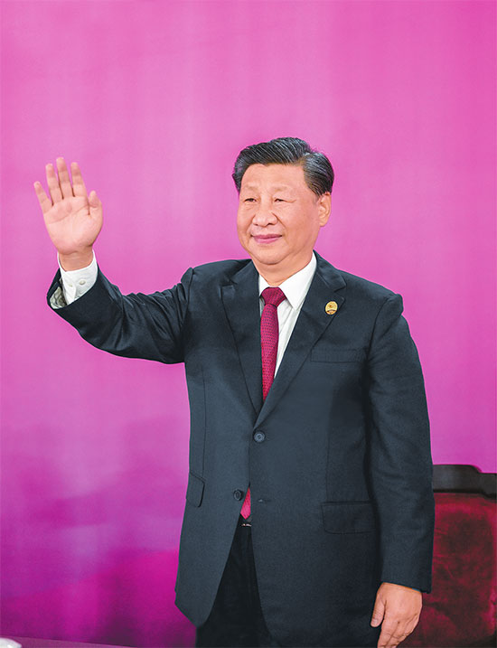 ཟླ་9ཚེས་23ཉིན་གྱི་དགོང་མོ། ཨེ་ཤེ་ཡའི་ལུས་རྩལ་འགྲན་ཚོགས་སྐབས་བཅུ་དགུ་པ་ཀྲེ་ཅང་ཞིང་ཆེན་ཧང་ཀྲོའུ་གྲོང་ཁྱེར་དུ་གཟབ་རྒྱས་ངང་འགོ་ཚུགས་ཤིང་། འདི་ནི་རྒྱལ་ཁབ་ཀྱི་ཀྲུའུ་ཞི་ཞི་ཅིན་ཕིང་གིས་ཀྲུའུ་ཞིའི་སྡིངས་ཆ་ནས་ཚང་མར་ཕྱག་གཡུག་གཡུག་གནང་བཞིན་པ།