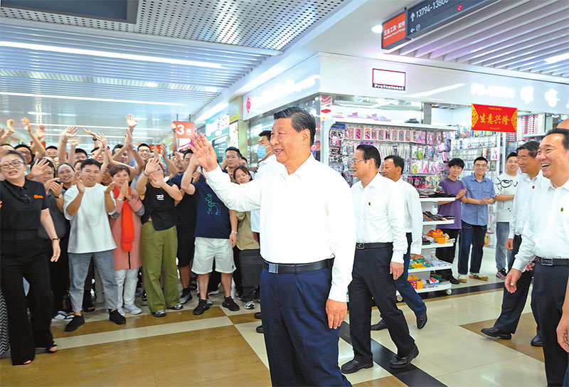 ཟླ་9ཚེས་20ཉིན་དང་ཚེས་21ཉིན། ཀྲུང་གུང་ཀྲུང་དབྱང་གི་སྤྱི་ཁྱབ་ཧྲུའུ་ཅི་དང་། རྒྱལ་ཁབ་ཀྱི་ཀྲུའུ་ཞི། ཀྲུང་དབྱང་དམག་ཨུད་ཀྱི་ཀྲུའུ་ཞི་བཅས་ཡིན་པའི་ཞི་ཅིན་ཕིང་གིས་ཀྲེ་ཅང་དུ་རྟོག་ཞིབ་གནང་ཞིང་། འདི་ནི་ཚེས་20ཉིན་གྱི་སྔ་དྲོར། ཞི་ཅིན་ཕིང་གིས་དབྱི་ཝུའུ་རྒྱལ་སྤྱིའི་ཚོང་དོན་གྲོང་དུ་རྟོག་ཞིབ་གནང་སྐབས་ཚོང་པ་དང་བྱམས་བརྩེའི་ངང་སྤེལ་རེས་གནང་བཞིན་པ།
