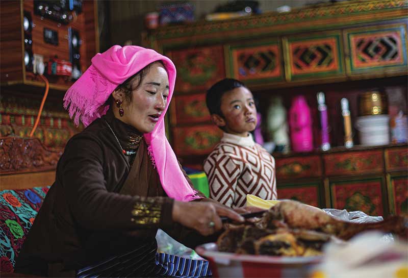 བོད་ལྗོངས་འདམ་གཞུང་རྫོང་གནམ་མཚོ་ཤང་དག་པོ་གྲོང་ཚོའི་དགུན་དུས་འབྲོག་རར་འབྲོག་མོ་སྒྲོལ་དཀར་མཚོ་མོས་བུ་རྡོ་རྗེ་བཀྲ་ཤིས་ལ་ཤ་གཏུབ་བཞིན་པ།