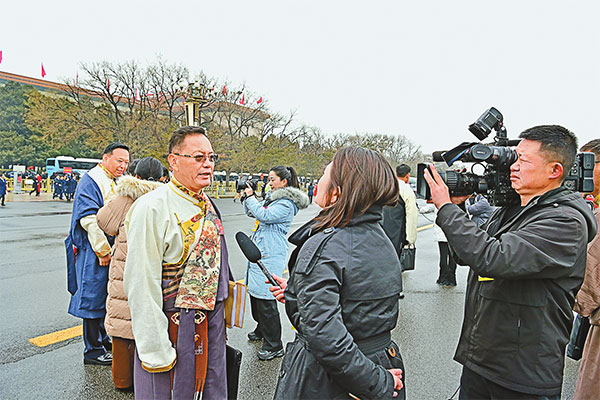 འདི་ནི་རྒྱལ་ཡོངས་མི་དམངས་འཐུས་ཚོགས་ཀྱི་འཐུས་མི་ལུའོ་ཆིང་ཝུའུ་ཡིས་སྨྱན་སྦྱོར་གྱི་བཅར་འདྲི་དང་ལེན་གནང་བཞིན་པ།