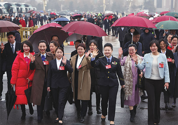 འདི་ནི་རྒྱལ་ཡོངས་མི་དམངས་འཐུས་ཚོགས་ཀྱི་འཐུས་མི་ཚོགས་རར་ཕེབས་བཞིན་པ།