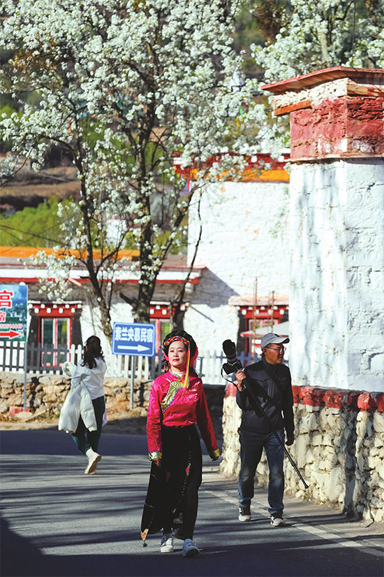 འདི་ནི་བོད་ཆས་སྤྲས་པའི་ཡུལ་སྐོར་བས་རྒྱལ་རོང་ཁྲོམ་གཞུང་དུ་འཆམ་འཆམ་བྱེད་བཞིན་པ།