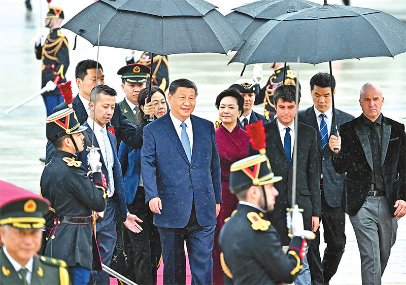 ས་གནས་དེ་གའི་དུས་ཚོད་ཟླ་5ཚེས་5ཉིན་གྱི་ཕྱི་དྲོར། རྒྱལ་ཁབ་ཀྱི་ཀྲུའུ་ཞི་ཞི་ཅིན་ཕིང་ཆེད་གཏོང་གནམ་གྲུར་བཞུགས་ཏེ་ཕ་རི་སིར་ཕེབས་འབྱོར་ཟིན་ནས། ཧྥ་རན་སེ་སྤྱི་མཐུན་རྒྱལ་ཁབ་ཀྱི་ཙུང་ཐུང་མཱ་ཁེ་ལུང་གི་གདན་ཞུས་ལྟར་ཧྥ་རན་སེར་རྒྱལ་དོན་འཚམས་འདྲི་གནང་བ་རེད། ཞི་ཅིན་ཕིང་ཆེད་གཏོང་གནམ་གྲུར་བཞུགས་ནས་ཕ་རི་སིའི་ཨའོ་ལི་གནམ་ཐང་དུ་འབྱོར་སྐབས་ཧྥ་རན་སེའི་ཙུང་ལི་ཨ་ཐར་སོགས་ཧྥ་རན་སེའི་སྲིད་གཞུང་གི་མཐོ་རིམ་འཐུས་མིས་སྤྲོ་སེམས་འཁོལ་པོས་བསུ་བ་ཞུ་བཞིན་པ།