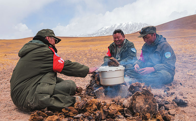 འདི་ནི་རི་སྐྱེས་སྲོག་ཆགས་ཆེད་ལས་སྲུང་སྐྱོང་རུ་མིས་སྐོར་གཡེང་གི་ལམ་བར་དུ་ཚ་ཕོག་རྒྱག་བཞིན་པ།